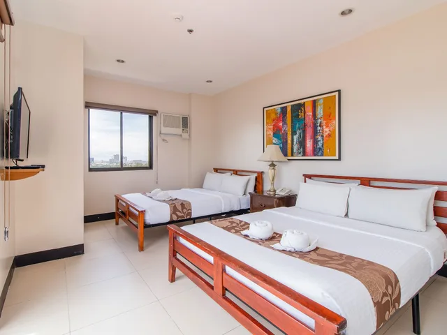 غرفة رباعية بسريرين مزدوجين، Main Hotel And Suites 1/2