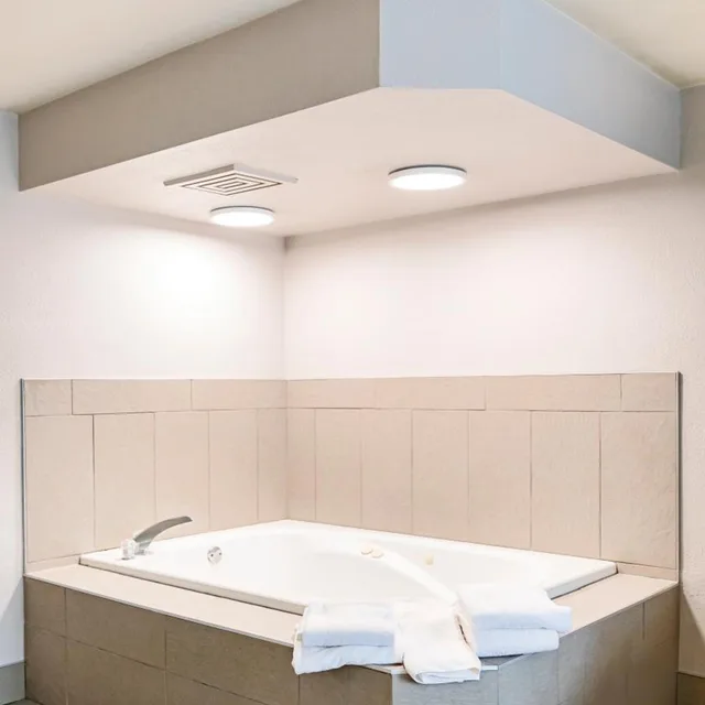 جناح بسرير كينج بحوض جاكوزي، Country Inn & Suites by Radisson, Appleton Airport - Fox River Mall Area 4/6
