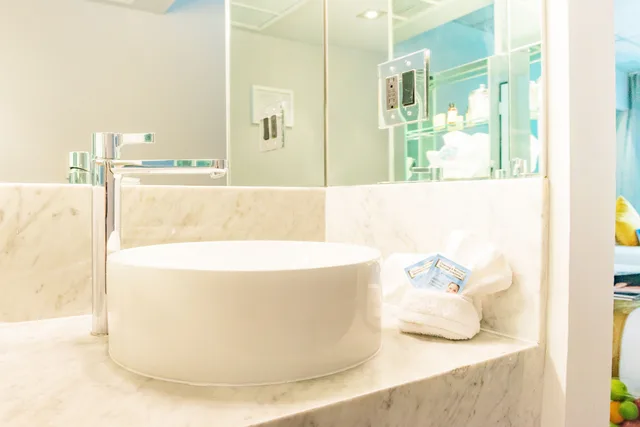 Superior, Queen Bed, Balcony, Riviera Suites South Beach 5/6