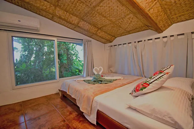 House, 2 Queen and Twin Beds, with View، Ralphs Place 1/1