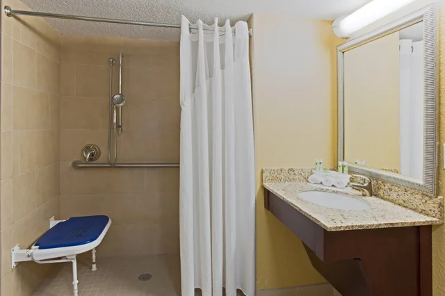 غرفة قياسية بسريرين كوين لذوي الإعاقة، Holiday Inn Express Hotel Suites Ft Lauderdale N Exec Airport 7/7