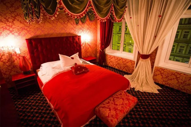 غرفة شهر العسل، Hotel Village 6/10