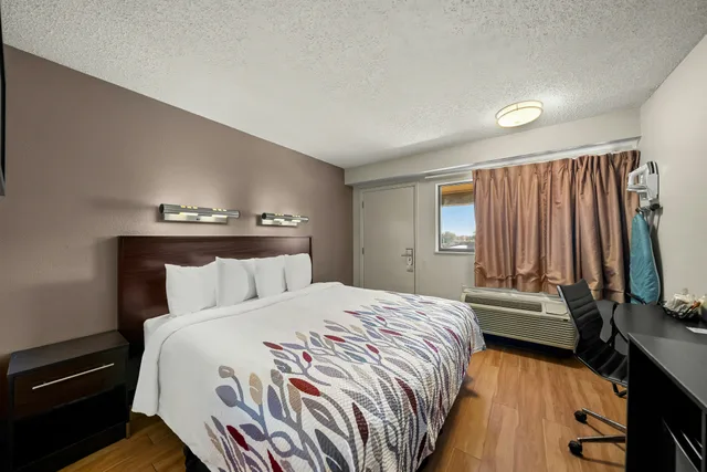 Non-Smoking Deluxe 1 King Bed, Micro-Fridge, Red Roof Inn Dallas - DFW Airport North 2/6