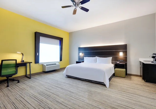 استوديو بسرير كينج، Holiday Inn Express Hotel Suites Cleburne 2/3