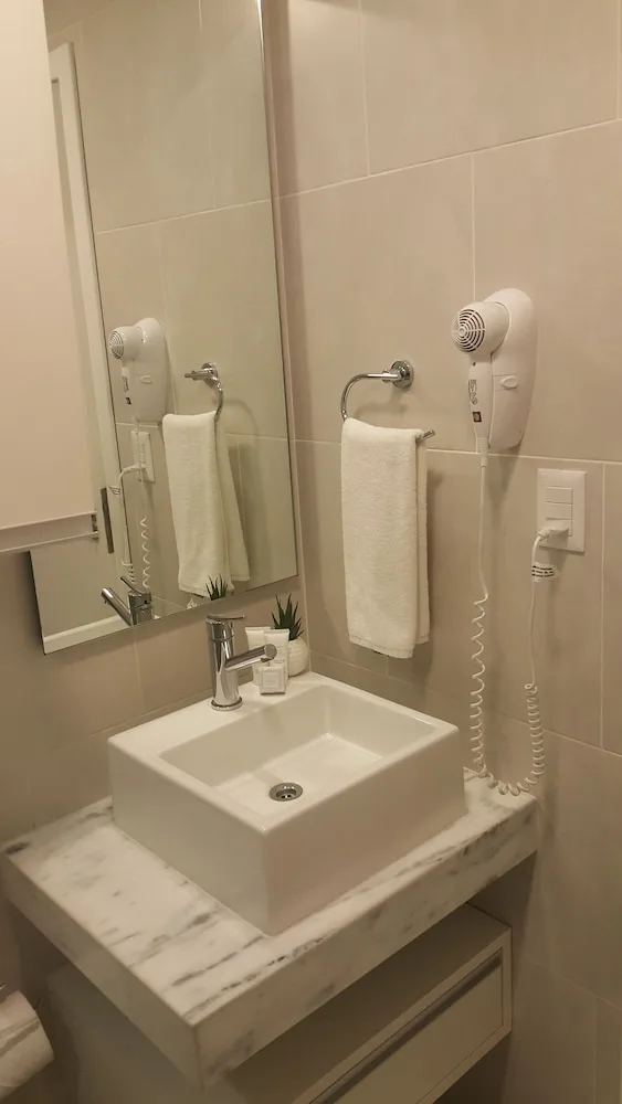 جناح بسرير كوين، Start Villa Morra 4/10