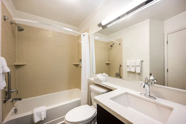 جناح بسرير كوين بغرفة نوم واحدة مع أريكة، Sonesta Simply Suites Denver West Federal Center 4/6
