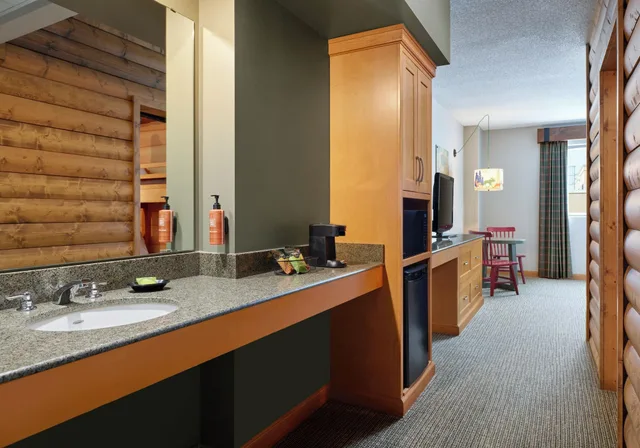 Park, Water, Suite, Cabin, Queen Bed، Great Wolf Lodge Bloomington 2/2