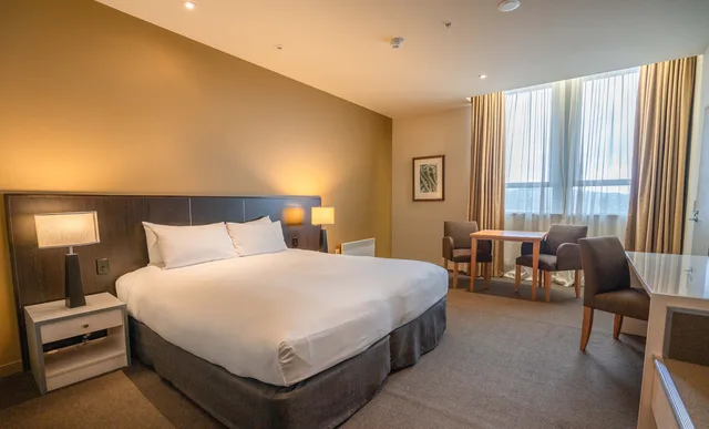 غرفة متصلة بسرير كينج وسريرين منفصلين، Scenic Hotel Dunedin City 1/3