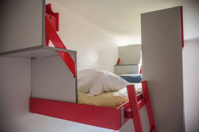 Male Dorm, 3 Beds, Shared Bathroom, Auberge de Jeunesse Paris - Le d'Artagnan 7/8