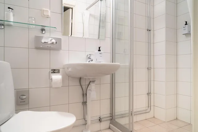 Compact, Shared Bathroom, No Window, Small, Injoy Premium Solna 4/4
