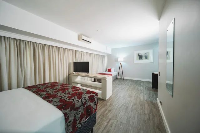 غرفة ديلوكس ثلاثية بسرير مزدوج وسرير فردي، Hotel Victoria Villa Curitiba By Nacional Inn 5/9