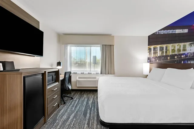 Senior, King Bed, Accessible، Clarion Pointe Milwaukee Airport 1/8