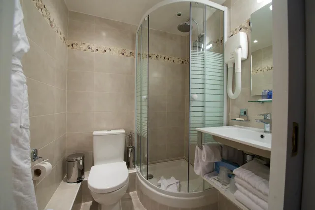 غرفة ديلوكس بسرير كوين بحوض استحمام، RELAIS HOTEL DU VIEUX PARIS 3/6