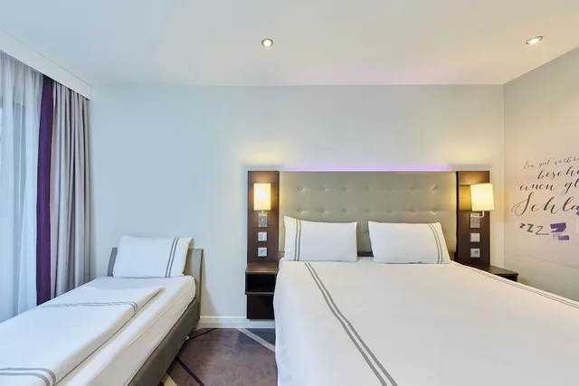 غرفة قياسية ثلاثية بسرير مزدوج وسرير فردي، Premier Inn Munchen City Schwabing Hotel 2/8