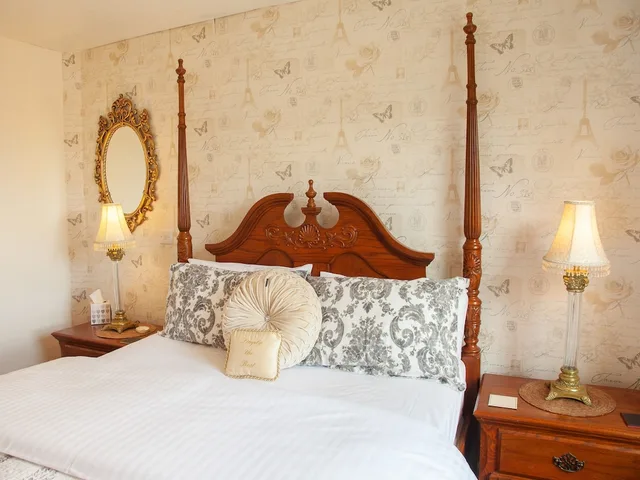 Four Poster, Deluxe, Suite, King Bed، Court Prior 2/6