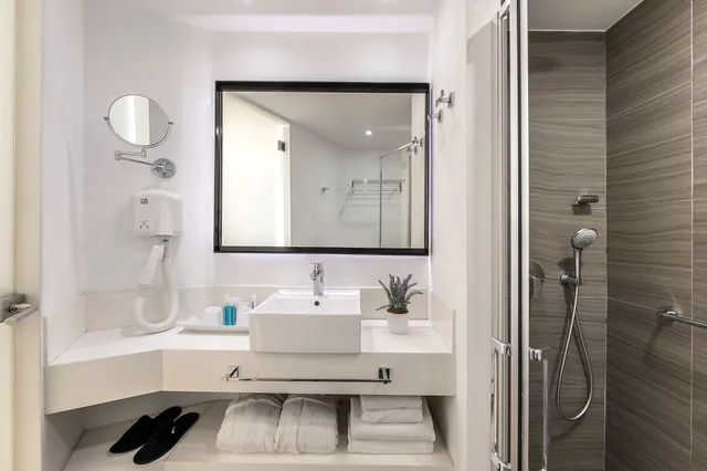 غرفة مزدوجة سوبيريور بسريرين منفصلين بإطلالة على البحر، Crystal Springs Beach Hotel 6/7