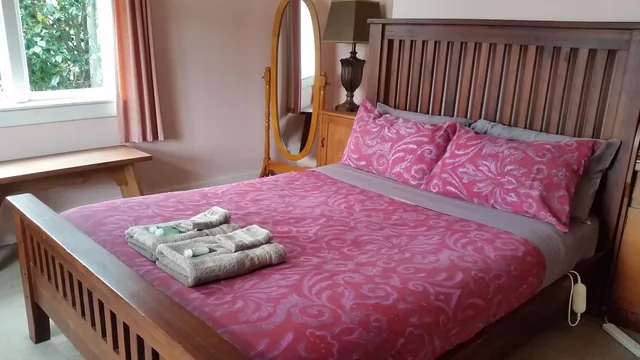 غرفة بسرير كوين بحمام مشترك، Designer Cottage 2/3