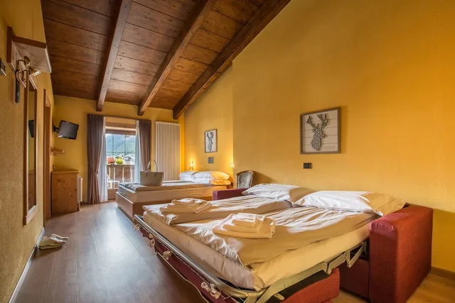 غرفة قياسية رباعية بسرير مزدوج بغرفة نوم واحدة مع أريكة، Angelica Hotel 3/8