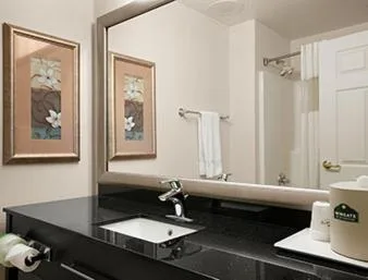 غرفة سوبيريور بسرير كينج مع أريكة، Wingate by Wyndham Pueblo 2/2
