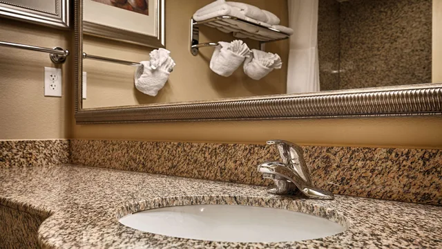 غرفة بسرير كينج مع أريكة، Best Western Plus First Coast Inn & Suites 8/8