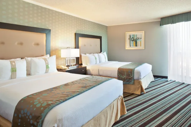 غرفة قياسية بسريرين مزدوجين، Holiday Inn Long Beach Airport 2/5