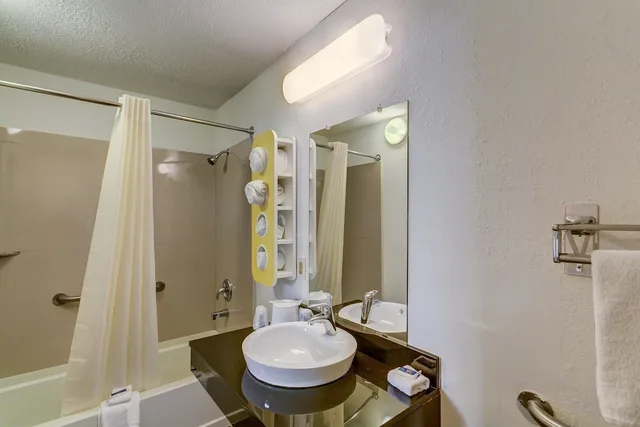 Deluxe, King Bed, Accessible, Motel6 Berea, KY 5/7