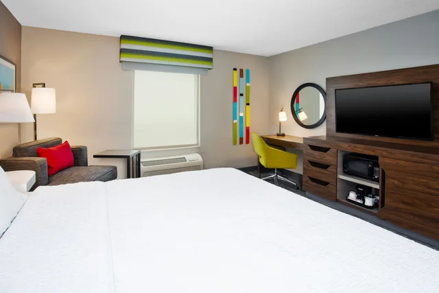 غرفة بسرير كينج لذوي الإعاقة، Hampton Inn & Suites - Cape Coral/Fort Myers Area, FL 1/3