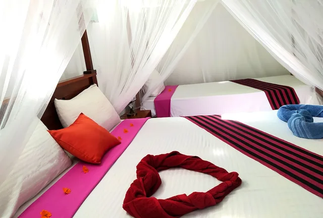 Comfort, 1 Double and 1 Single Bed, Silver Dome 3/10