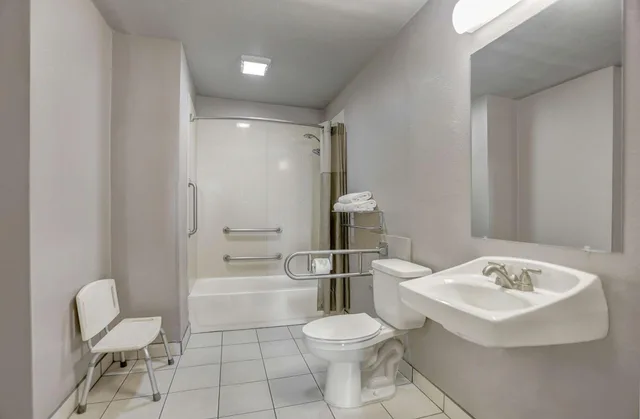 1 Queen Bed Mobility Accessible Tub Nsmk, Motel6 Lodi, CA 7/7