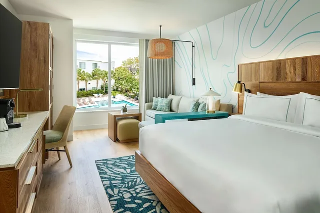 غرفة بريميوم بسرير كينج، Faro Blanco Resort Marathon Florida Keys, Curio by Hilton 1/4