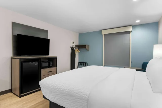 غرفة بسرير كينج، Clarion Pointe Fort Worth East - Arlington 3/4