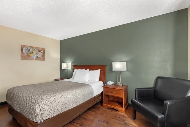 غرفة بسرير كوين لذوي الإعاقة، Econo Lodge Longmont East 2/5