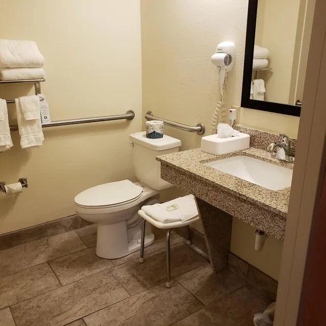 غرفة بسرير مزدوج، Cobblestone Inn & Suites Merrill 4/7