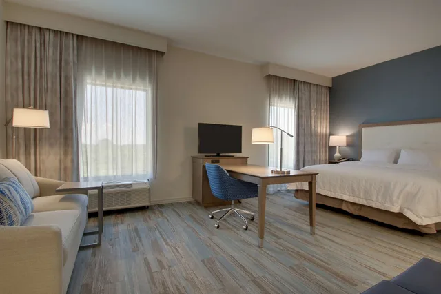 جناح استوديو بسرير كينج مع أريكة لذوي الإعاقة، Hampton Inn Sneads Ferry North Topsail Beach 1/5