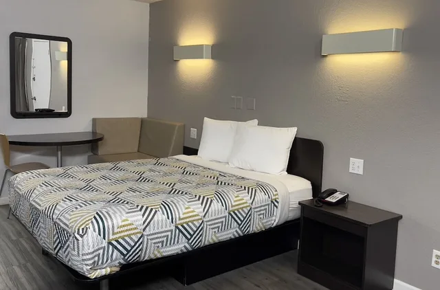 غرفة قياسية بسرير كينج، Motel6 Sallisaw, OK 6/8