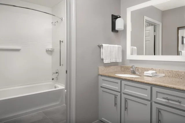 جناح بسريرين كوين بغرفة نوم واحدة مع أريكة، Homewood Suites By Hilton San Antonio-Riverwalk/Downtown 7/8
