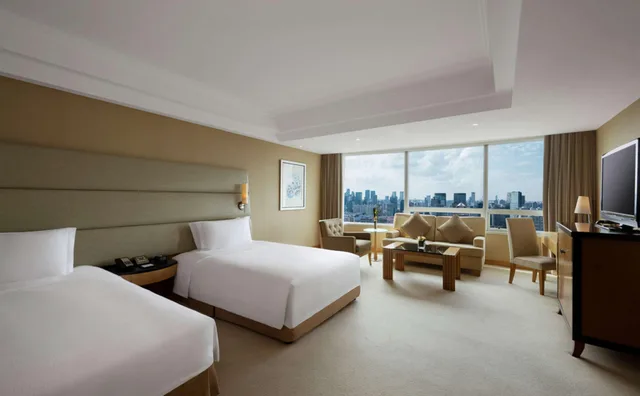 غرفة تنفيذية بسريرين منفصلين مع دخول الصالة، DoubleTree by Hilton Hotel Shanghai Pudong 2/4