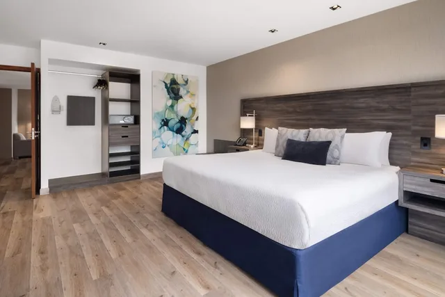 غرفة بسرير كينج بغرفة نوم واحدة بمطبخ صغير، Wyndham Garden Guatemala City 2/3