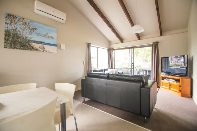 2 Bedrooms, Motel, 1 Queen and 1 Bunk Bed، Hastings Top 10 Holiday Park 3/4