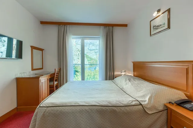 غرفة بسرير كوين بإطلالة على النهر بشرفة، Hotel Villa Dvor 1/4
