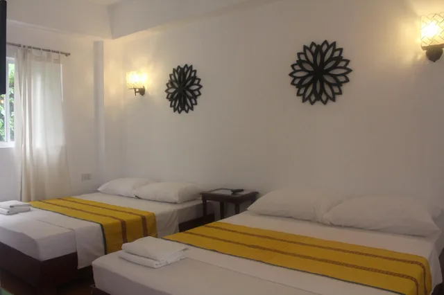 غرفة عائلية بسرير فردي وسريرين كوين، Boracay Ocean Bay Resort 1/2