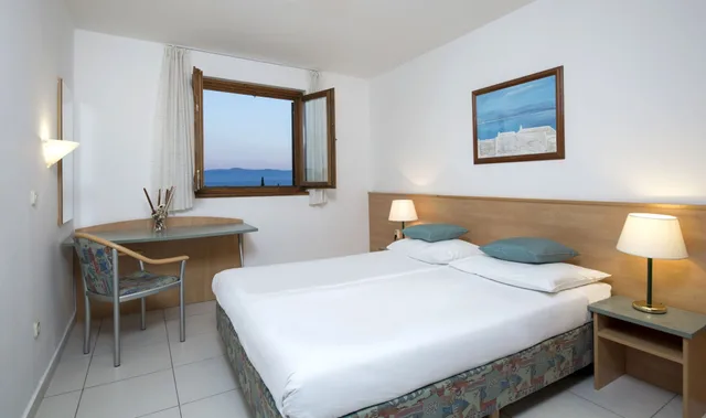 غرفة عائلية بسرير مزدوج وسريرين منفصلين بشرفة، Bluesun Holiday Village Bonaca 1/4