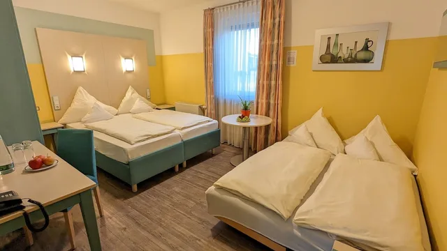 غرفة رباعية بسرير كوين مع أريكة، Ambient Hotel Am Europakanal 1/4