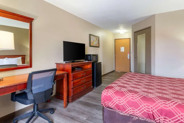 غرفة بسرير كوين، Econo Lodge Inn and Suites Dickson TN 2/4