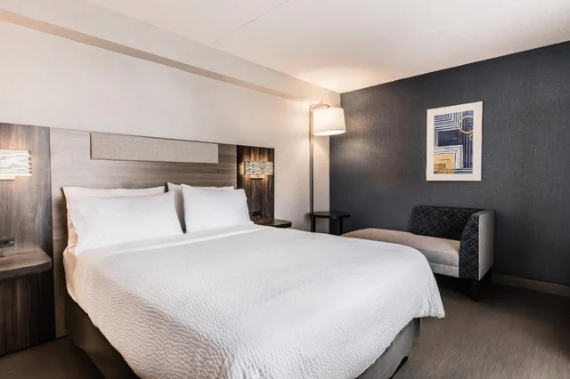 غرفة قياسية ركنية بسرير كينج وسرير كوين، Holiday Inn Express Toronto North York 4/10