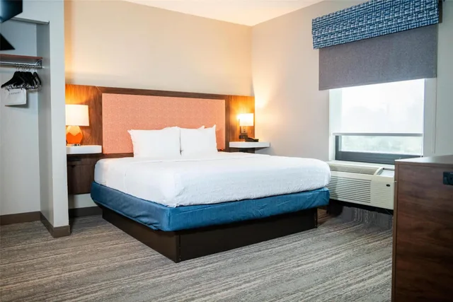 جناح بسرير كينج مع أريكة بمطبخ، Hampton Inn Gonzales 2/6