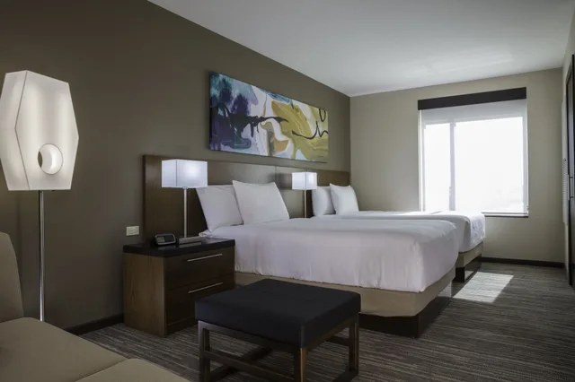 غرفة بسريرين مزدوجين مع أريكة في طابق مرتفع، Hyatt Place Aguascalientes Bonaterra 3/4