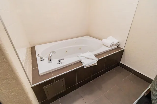 جناح بسرير كينج بحوض جاكوزي، Deer Lake Horizon Hotel, BW Signature Collection 5/5