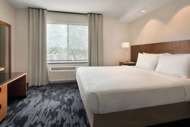 جناح بسرير كينج بغرفة نوم واحدة مع أريكة، Fairfield Inn Suites Watertown Thousand Islands 1/4