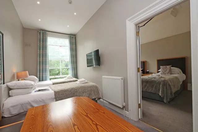 غرفة جونيور بسرير كينج وسريرين منفصلين، Hedley House Hotel 3/9